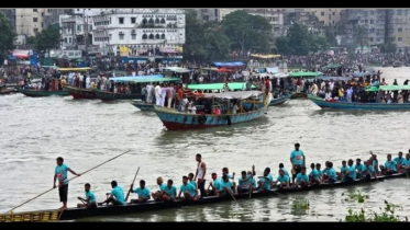 নৌকাবাইচে মুখরিত বুড়িগঙ্গা